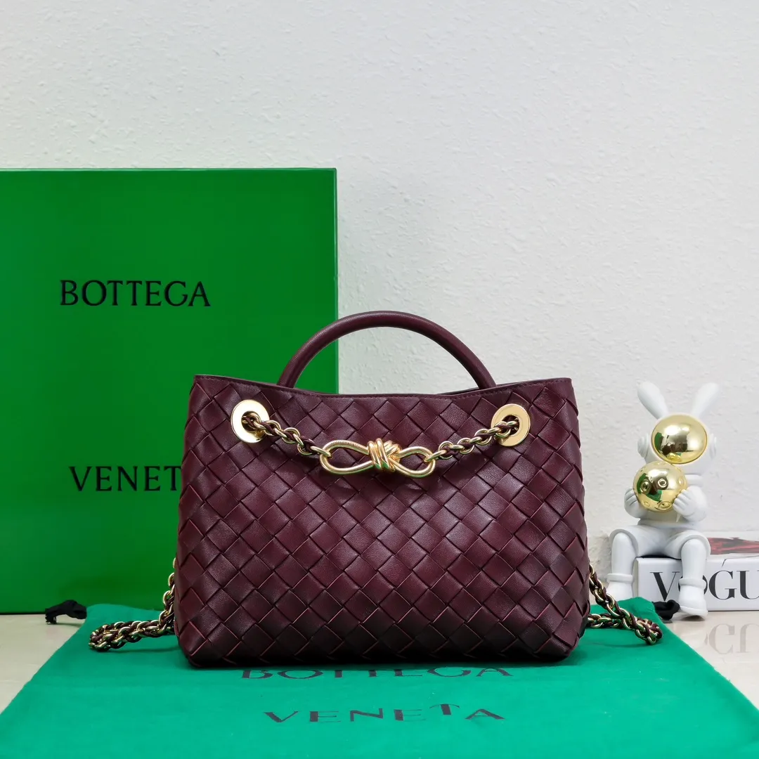 Batch 1960 BOTTEGA VENETA 2024 spring and summer new small ANDIAMO chain bag is also available! 🔥🔥I believe many friends have been waiting for a long time. The metallic chain adds a touch of sophistication to the original softness and elegance of Andiamo. The collision of classic craftsmanship and elegance creates a different kind of beauty. Style number: 6008 Size: 25*22*10.5cm